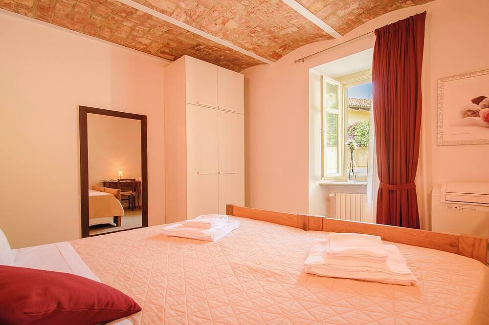 Ganze Wohnung, Apartment with garage - La Rosa nel Borgo in La Morra, Langhe