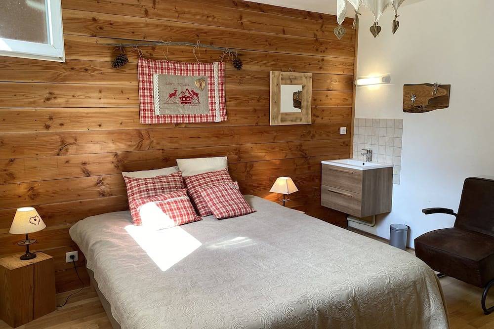 Entire apartment, Appartement plein-pied, avec terrasse lumineux et spacieux, vue dégagée in Saint-Nectaire, Volcans d'Auvergne Regional Nature Park