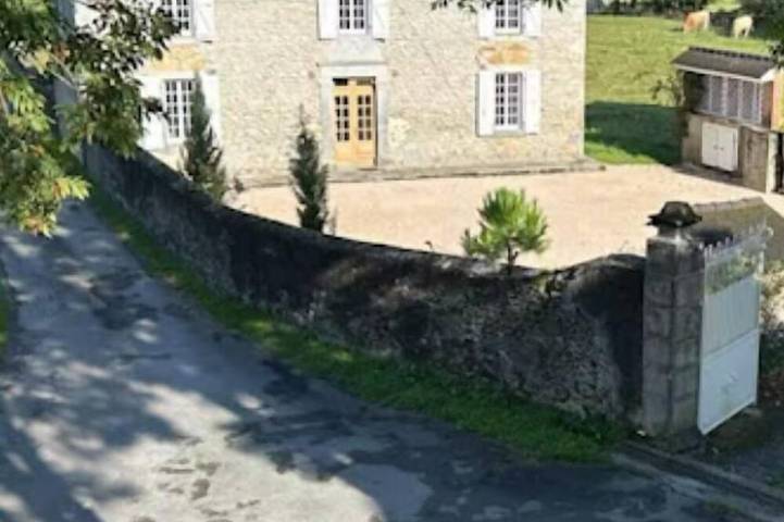 Gîte pour 9 personnes, avec jardin dans Igon