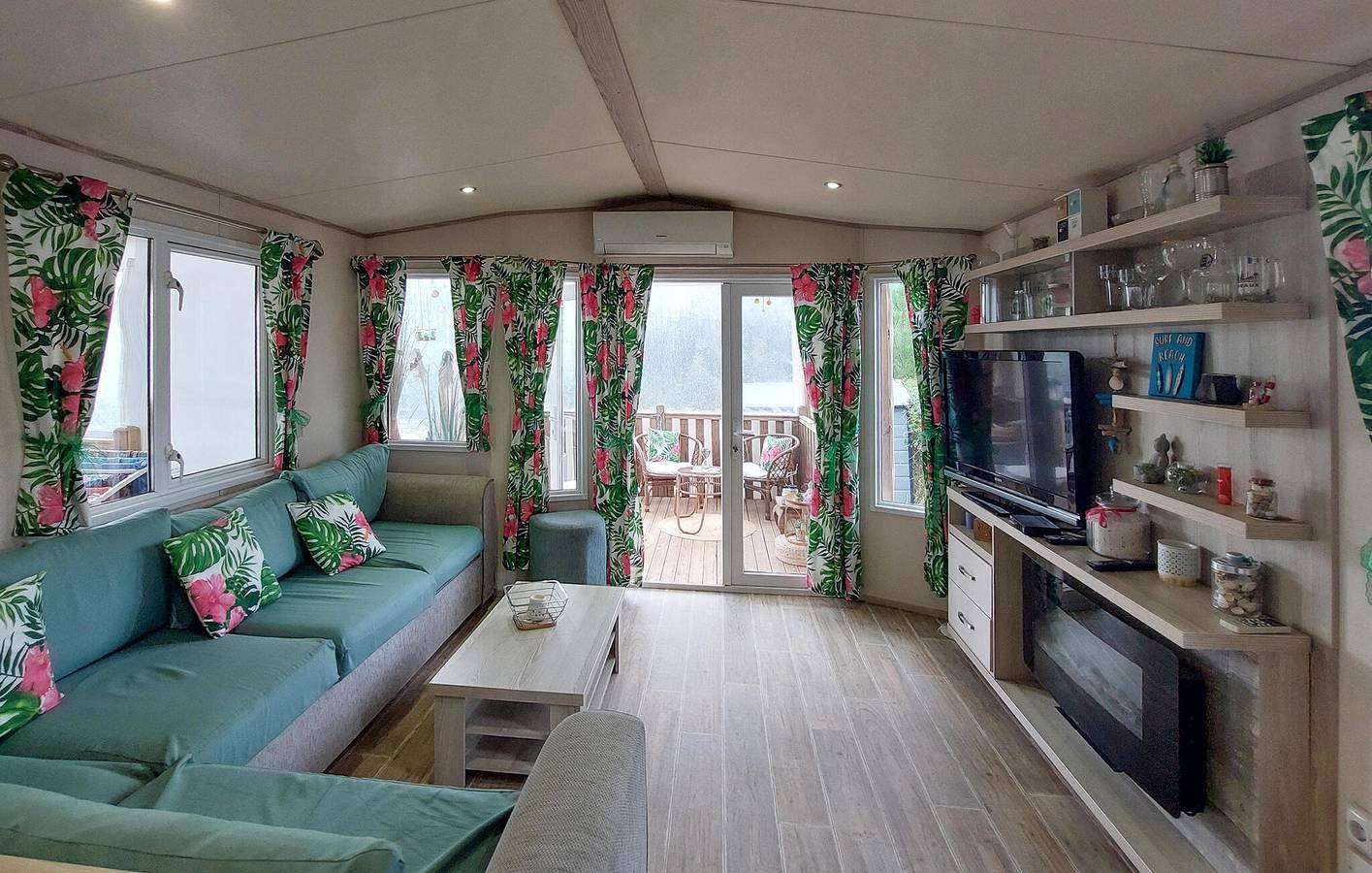 Acogedora casa móvil con piscina, aparcamiento y jardín cerca de Dune Seule Bouchée in Saint-Julien-en-Born, Côte d’Argent