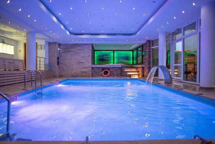 Hôtel pour 3 personnes, avec piscine et jacuzzi ainsi que jardin et sauna à Sinaia - 2