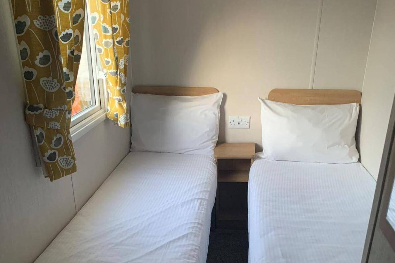 3 Bed Cabin - Sleeps 6 - Wifi, Free Parking, Pets in Dymchurch, Kent