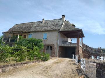 Gîte pour 4 personnes, avec jardin ainsi que piscine et terrasse à Nauviale