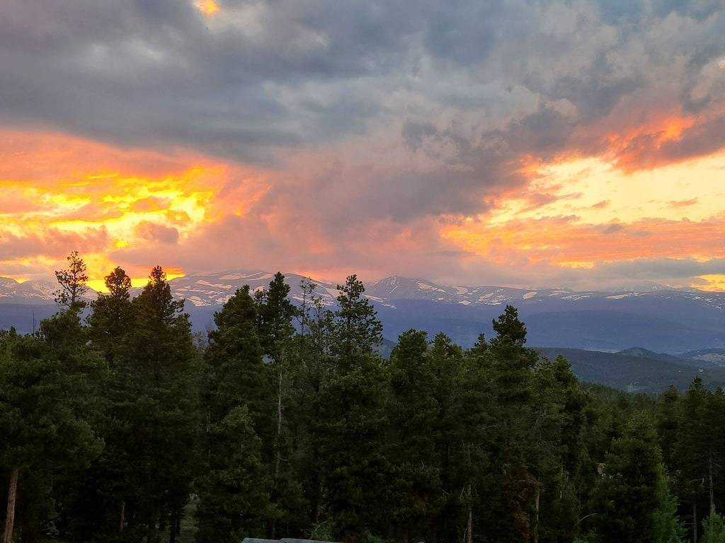 Rocky Mountain Getaway-Divide Views, Whirlpool, Skifahren, nah an alles in Gilpin County