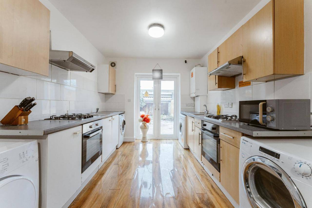 Upton Park Bedrooms 25 min to Central London in Newham, Londen