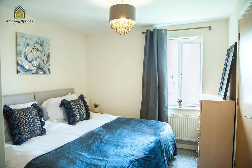 Entire apartment, Homely 2 Bed Flat Sleeps 4 with Parking and Wifi by Amazing Spaces Relocations Ltd in Warrington, Cheshire