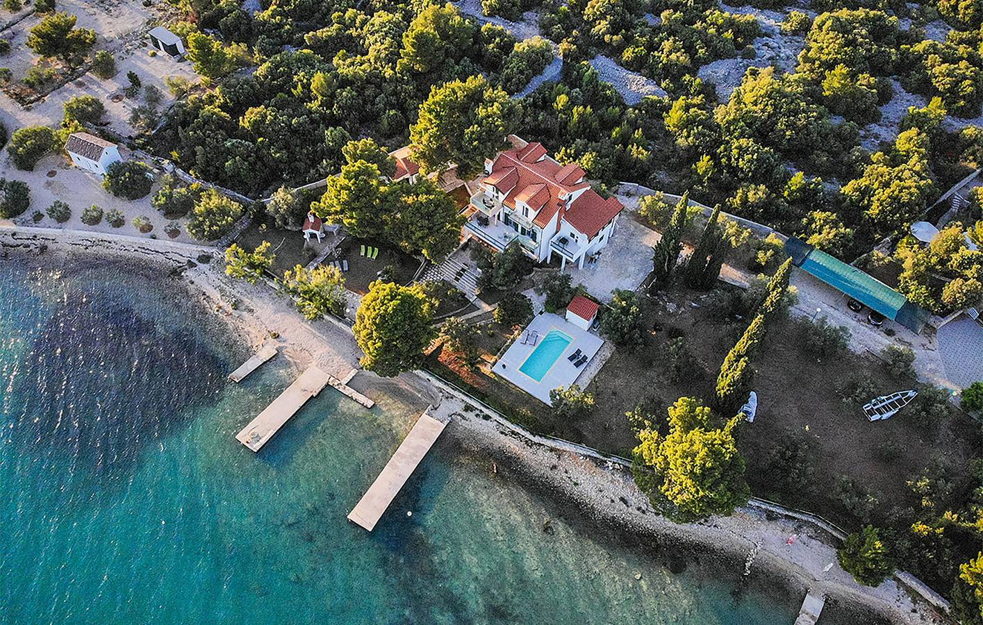 Ganze Ferienwohnung, Apartment mit Meerblick: Pool, Terrasse, WLAN, Parkplatz – 1,5 km vom Strand entfernt! in Pirovac, Šibenik-Knin