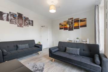 Vacation Rental for 10 Guests in Downtown, London, Picture 3
