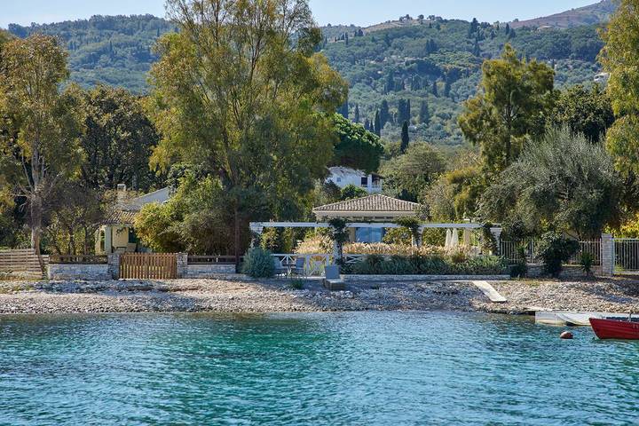 Beach house for 8 people, with garden and terrace in Corfu