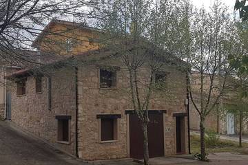 Casa rural para 8 personas, con jardín y terraza en Establés