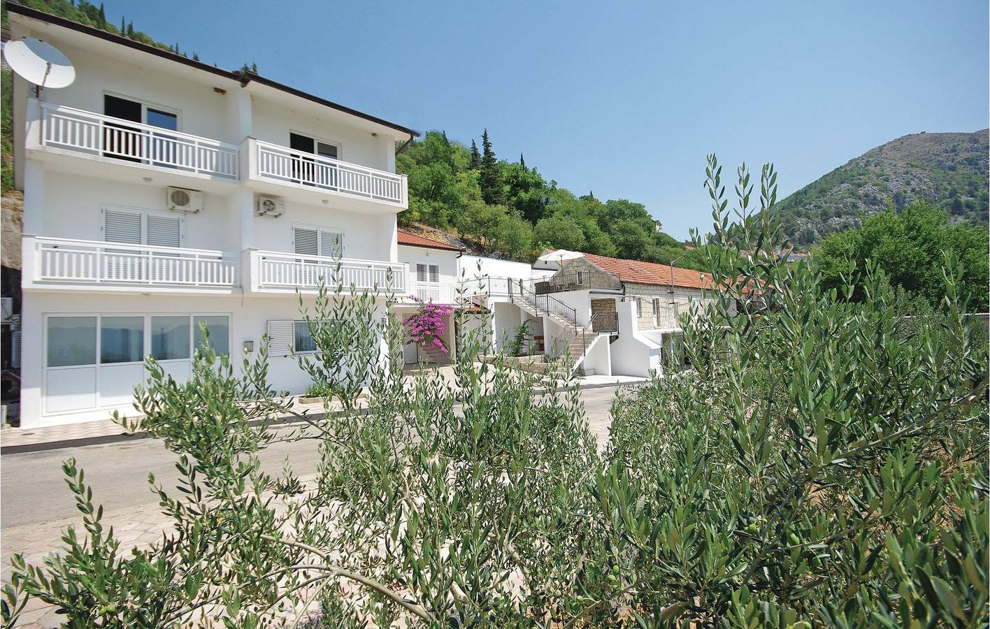 Modern appartement met 1 slaapkamer, zwembad, wifi en parkeergelegenheid in Veliki Prolog, Makarska Riviera