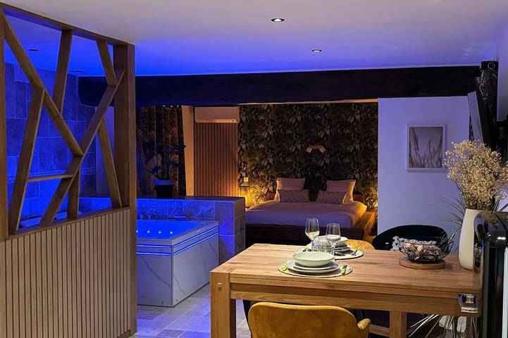 Gîte pour 2 personnes, avec Jacuzzi ainsi que Terrasse et Jardin à Étriché