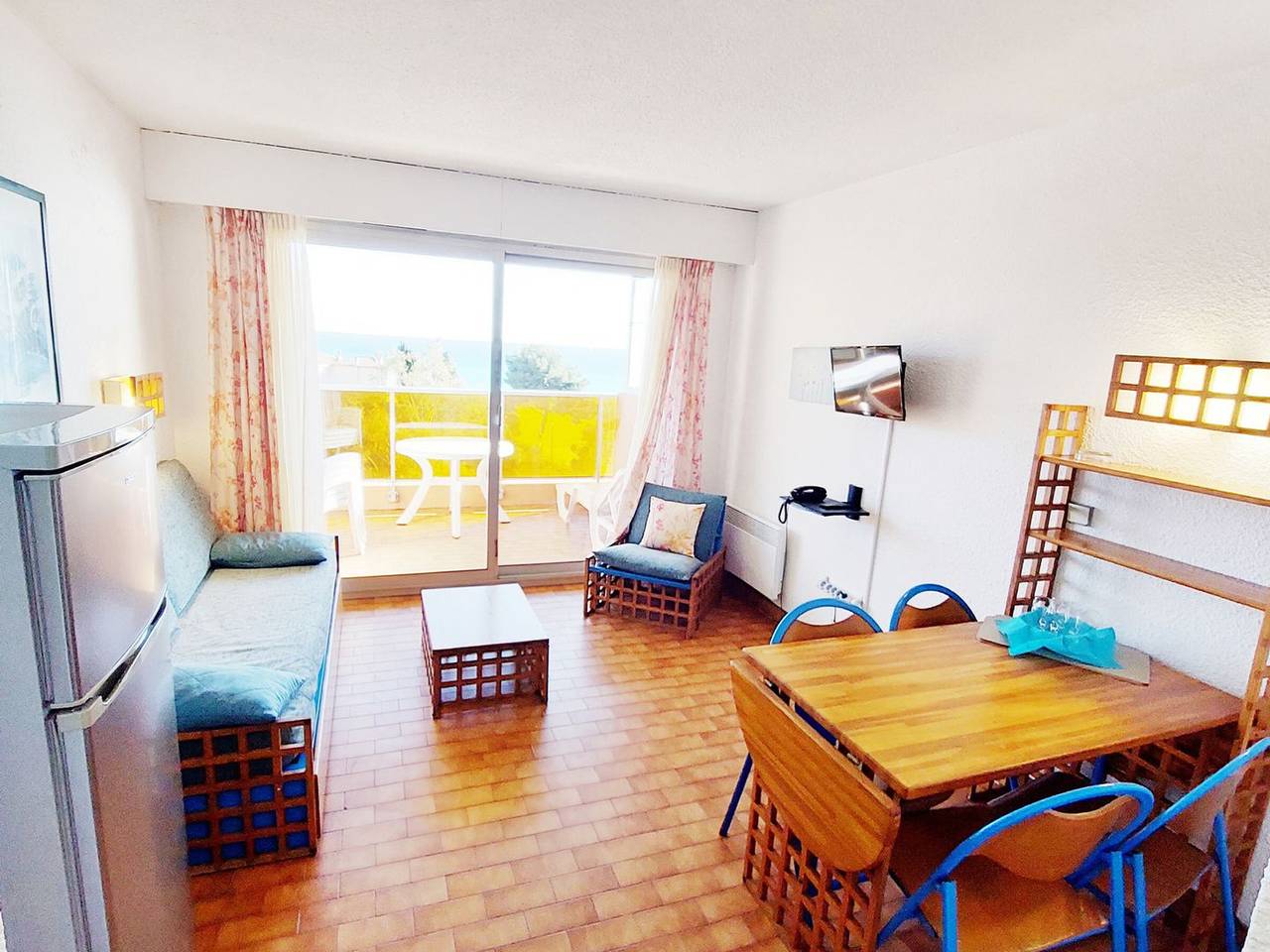 Entire studio, Studio for 4 with Wi-Fi and sea view in Roquebrune-Cap-Martin, Mediterranean Coast (France)