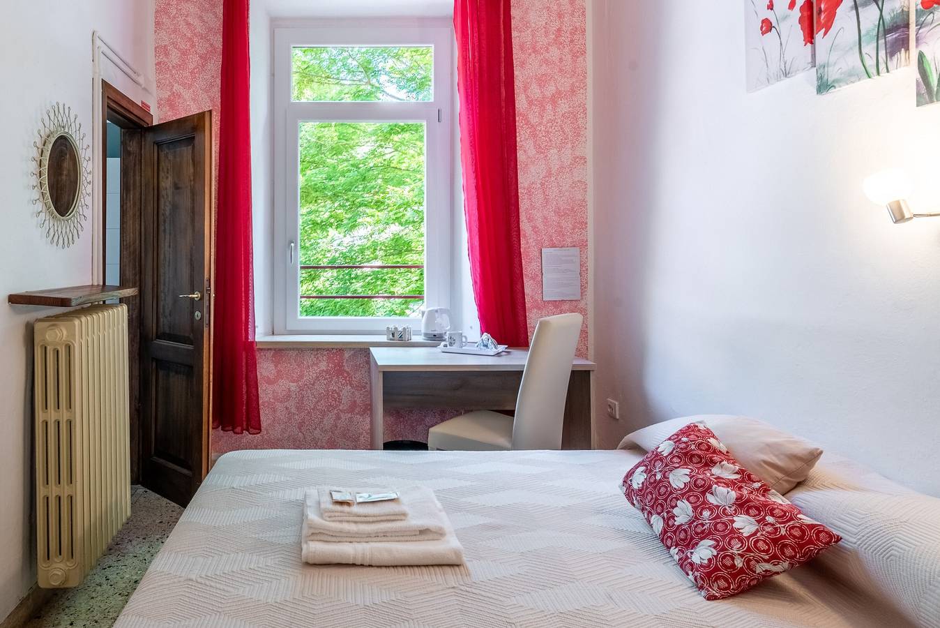Appartamento intero, Appartamento 'Camera Papavero - Poggio Alla Luna' con vista montagna, terrazza e Wi-Fi in Montieri, Provincia di Grosseto
