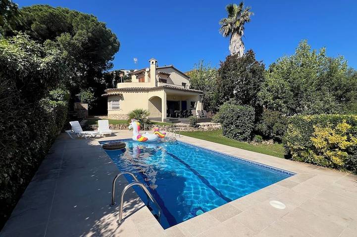 Villa for 10 people, with garden and balcony, with pets in Costa Brava