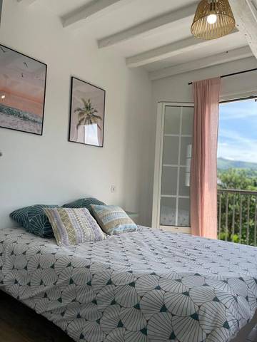 Gîte pour 4 personnes, avec jardin ainsi que balcon et vue à Espelette
