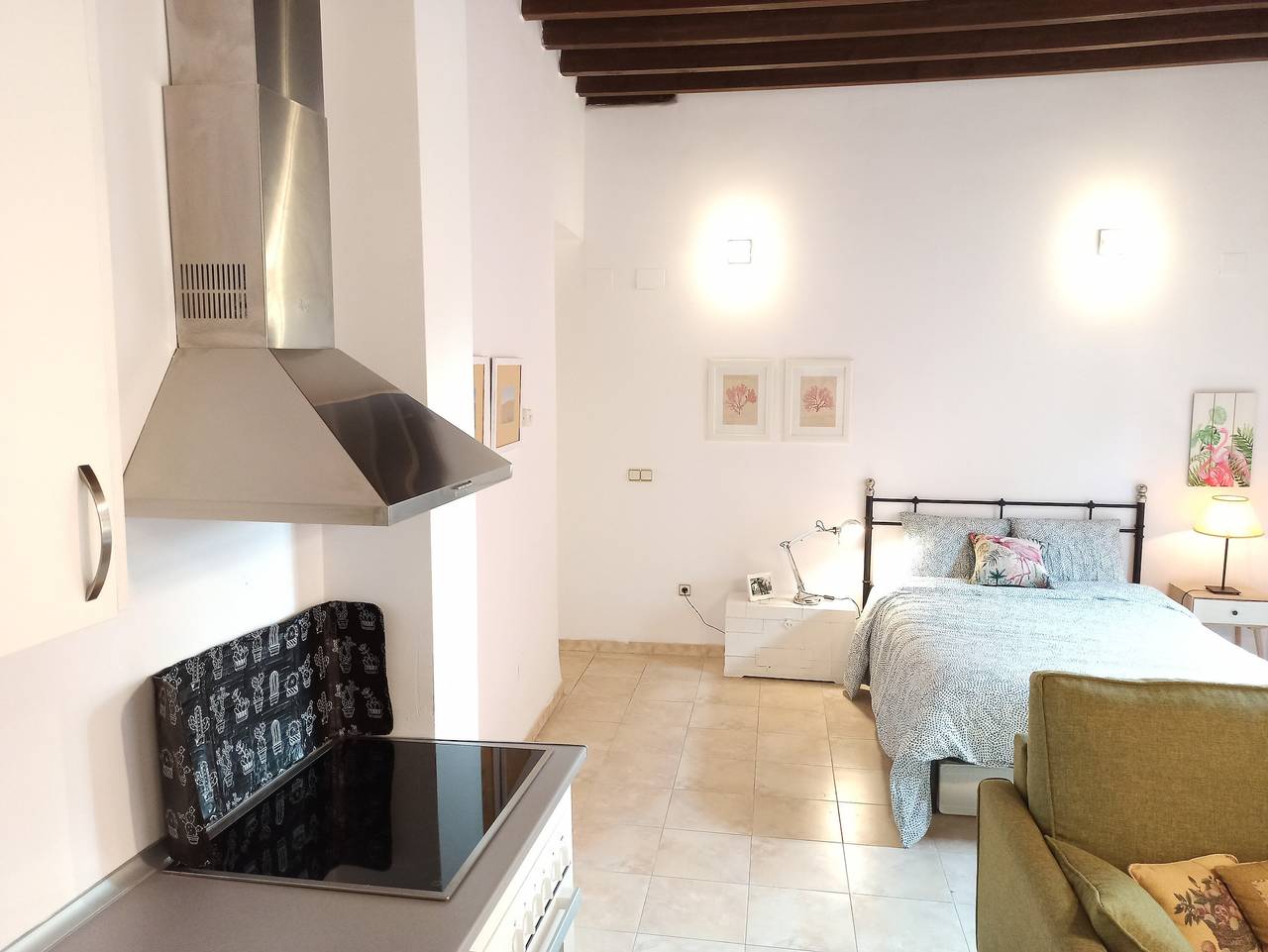 Entire studio, Apartment 'Elvira Apartamento Centro Albaicín' with Balcony, Wi-Fi and Air Conditioning in Centro-Sagrario, Granada