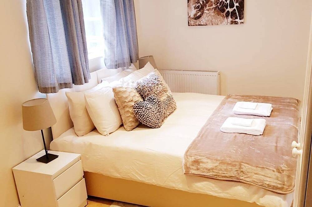 Triple room-Deluxe-Shared Bathroom-Street View-Deluxe Triple in London, South East England