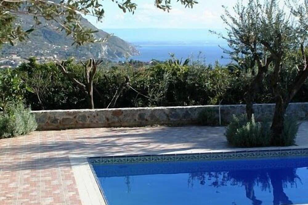 Villino Ponza, with access to the beach and shared pool in Faro Capo Vaticano, Vibo Valentia Provinz