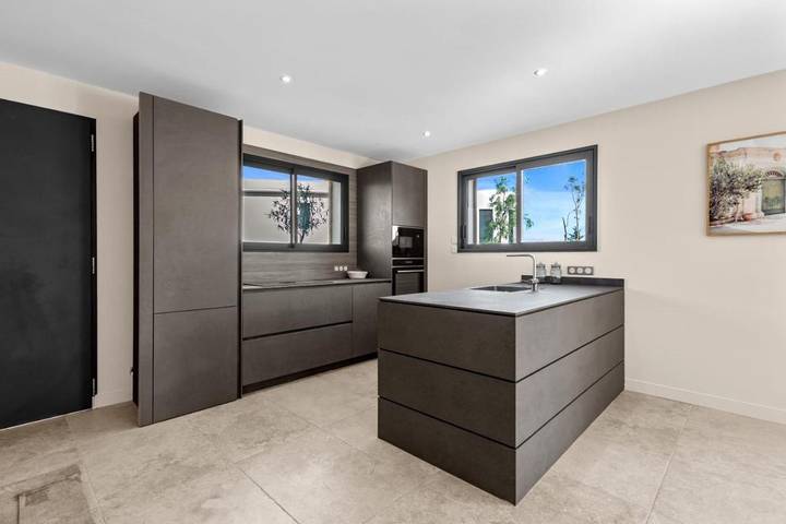 Location de vacances pour 6 personnes, avec vue ainsi que piscine et jardin à Sophia Antipolis - 4