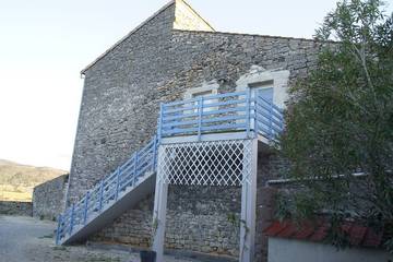 Gîte pour 4 personnes, avec terrasse ainsi que jardin et piscine à Villeneuve-de-Berg