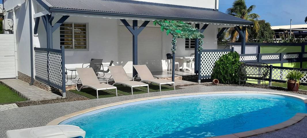 Location de vacances pour 4 personnes, avec terrasse et piscine à Les Abymes