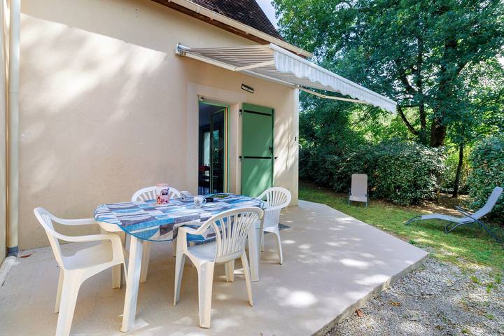 Charming Maisonnette near Sarlat-la-Canéda with Shared Pool, Private Terrace & Garden in Carsac-Aillac, Périgord Noir