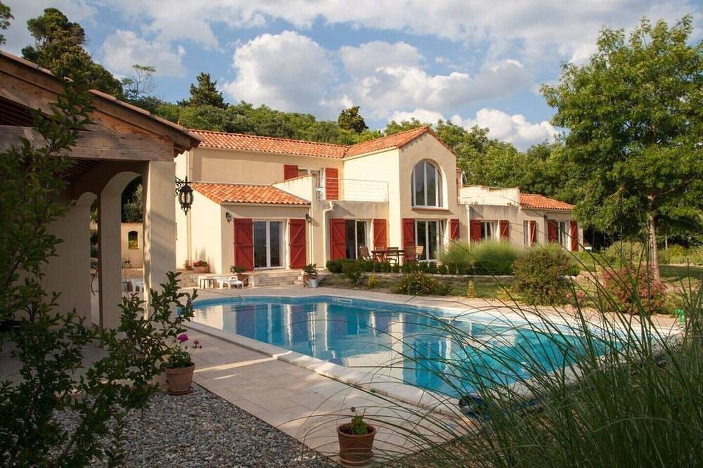 Villa avec piscine privée et vue panoramique sur les montagnes in Cailhau, Région de Limoux