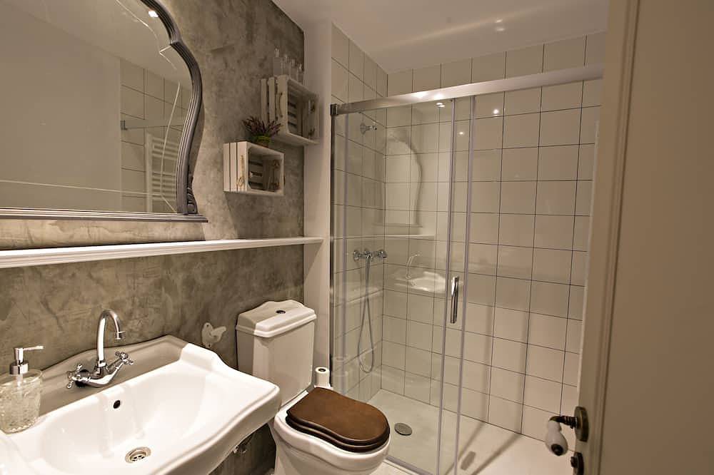 Apartamento entero, L'Esparter, con acceso a la piscina interior in Olot, Parc Natural de Zona Volcànica de la Garrotxa