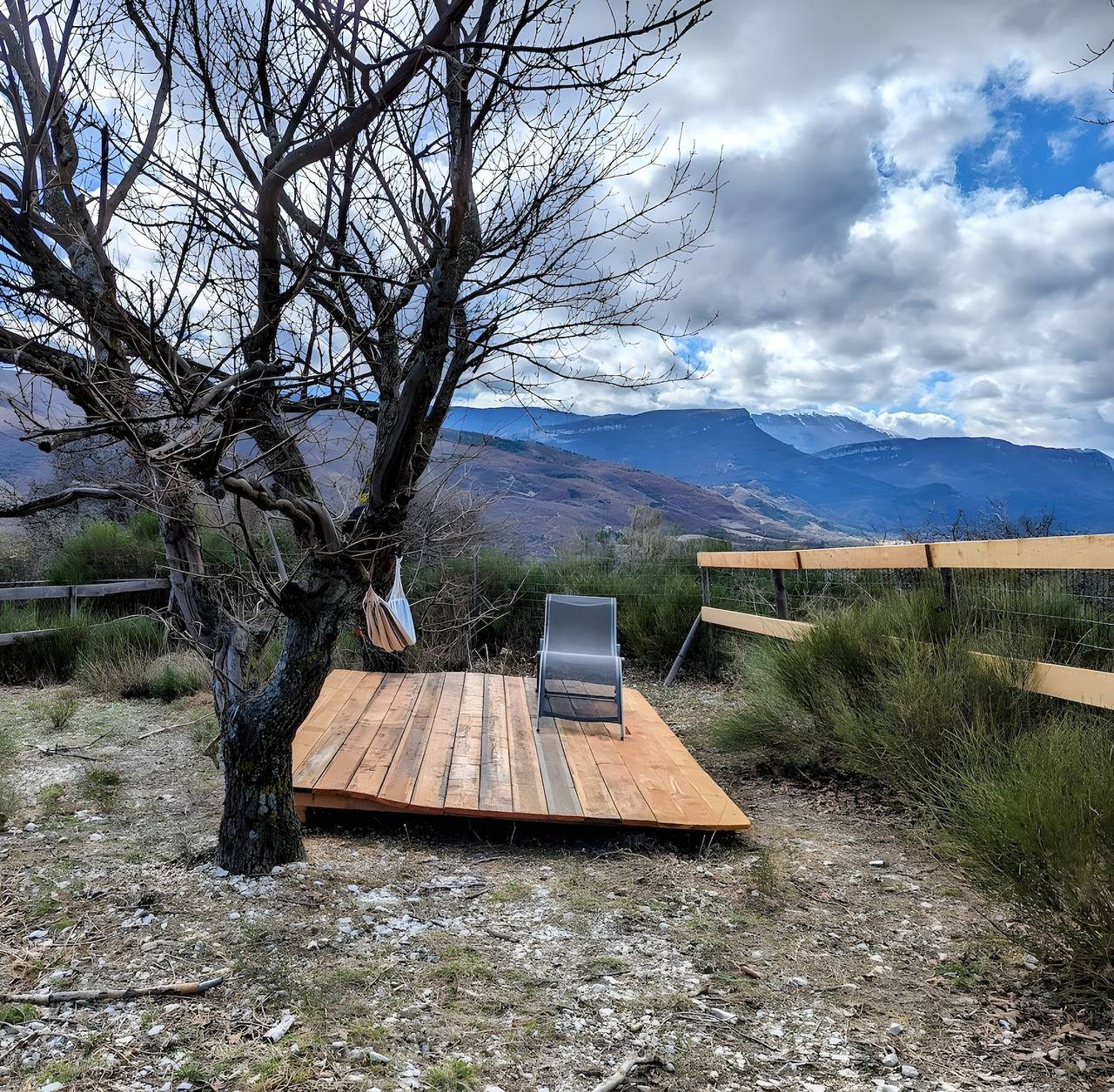 Maison de vacances 'La Tiny House De Peggy' avec vue sur la montagne, terrasse privée et climatisation in Sisteron, Région de Forcalquier