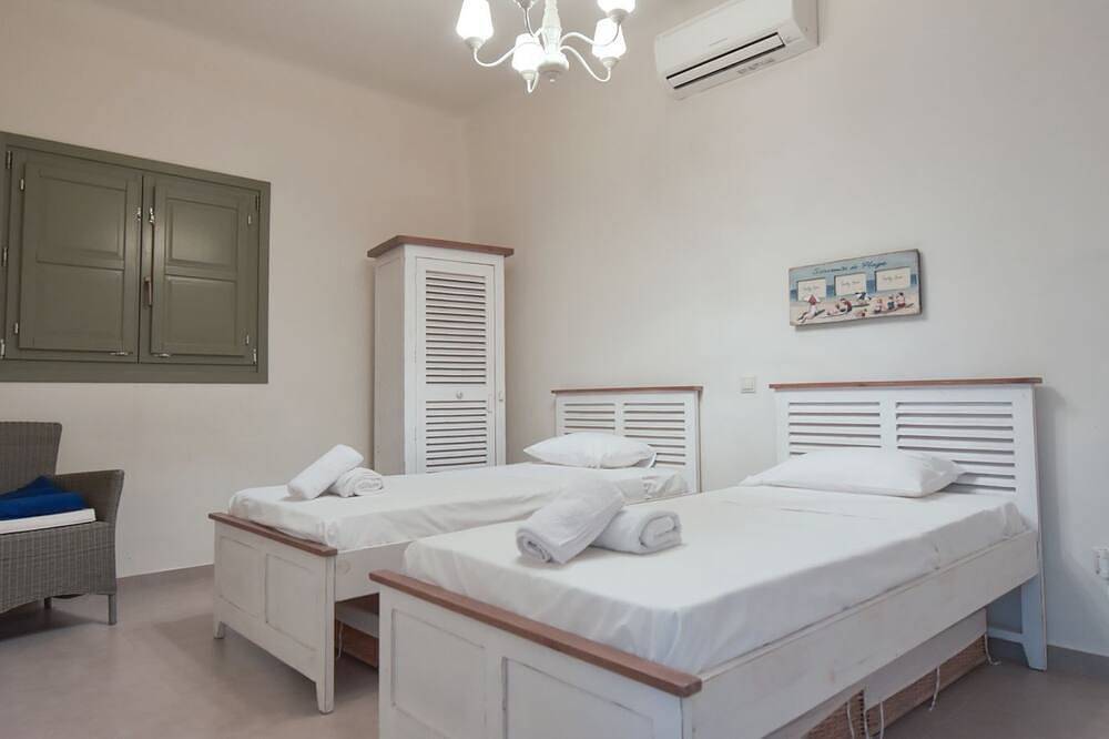 Villa Lena:Beachfront Villa 70 m to sandy isolated Beaches C/spa outdoor jacuzzi in Kea
