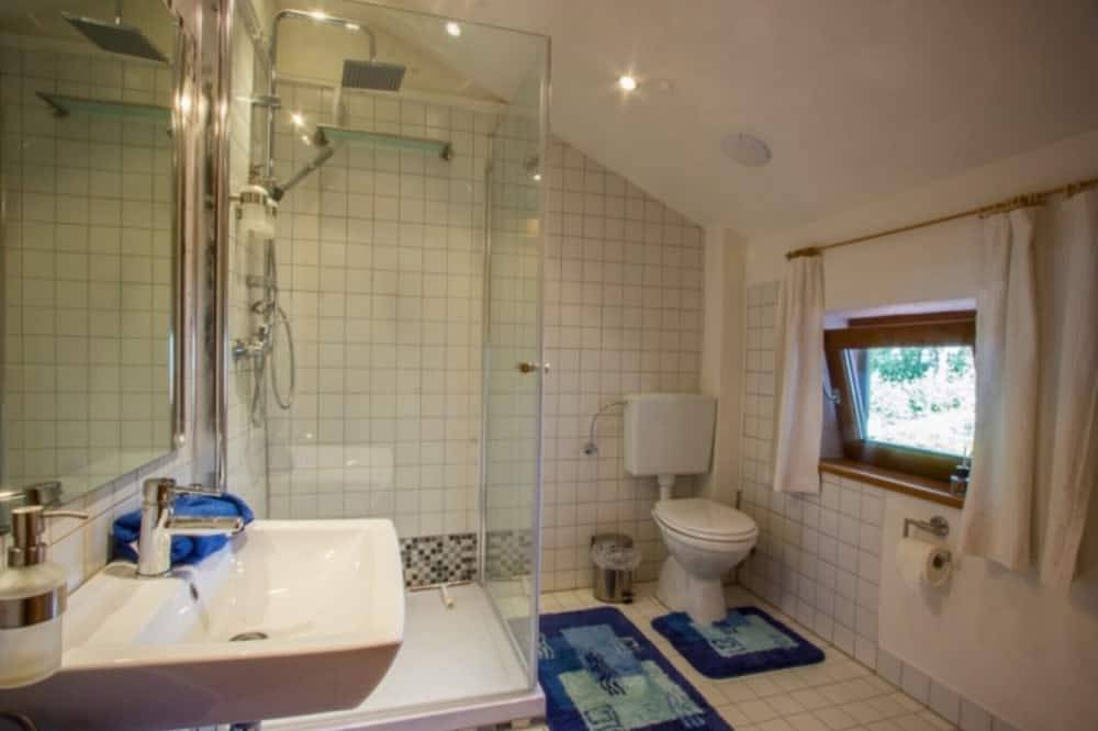 Entire apartment, Leilighet 40 kvm, loft, 1 separat soverom in Grassau, Chiemsee
