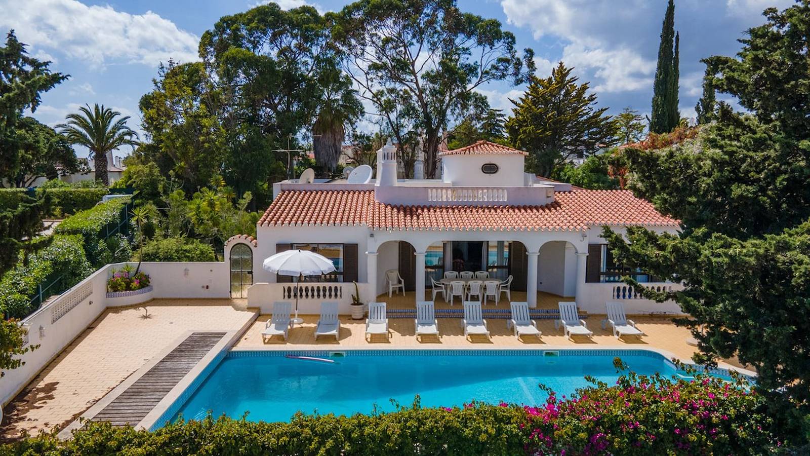 Joana · Stunning Villa Is A 10 Min Walk To The Bea in Carvoeiro, Lagoa