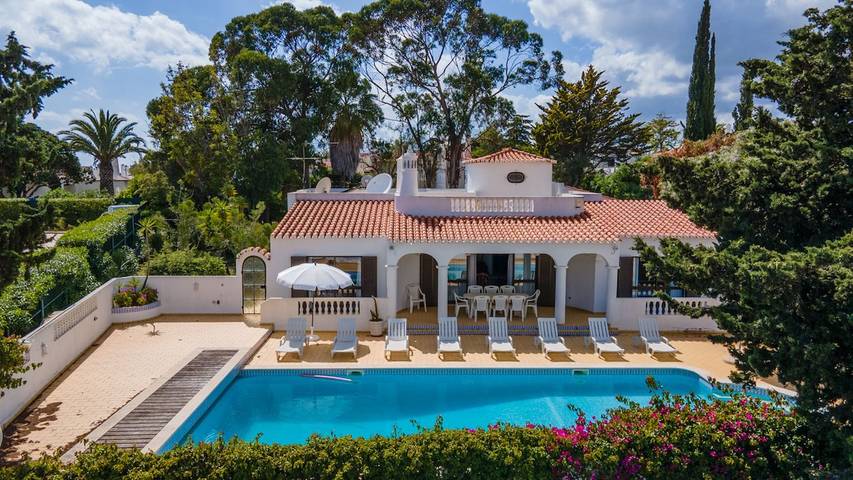 Joana · Stunning Villa Is A 10 Min Walk To The Bea in Carvoeiro, Distrito de Faro