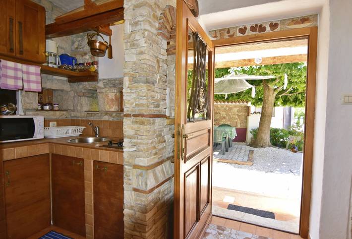 Casa de piedra a solo 150 metros del mar in plaža Zambratija, Zambratija