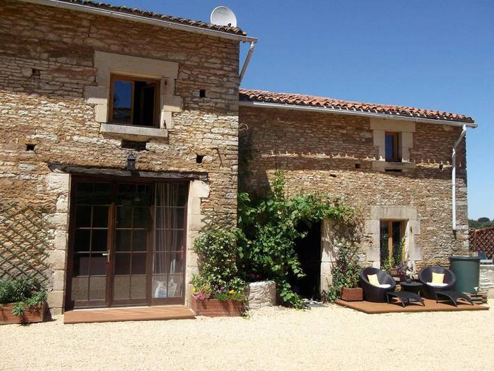 Location de vacances pour 5 personnes, avec terrasse ainsi que piscine et vue, animaux acceptés à Bazoges-en-Pareds - 3