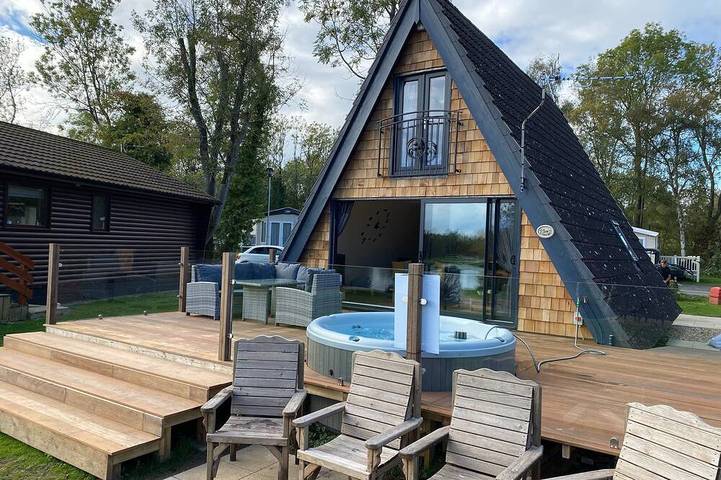 Log cabin for 4 people, with hot tub and balcony - 1