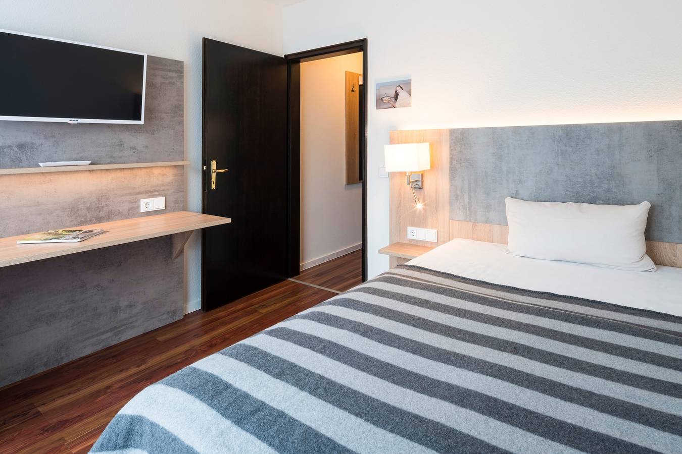 2Places Side - Einzelzimmer mit Dusche und Wc in Lörrach, Bosque Negro sur