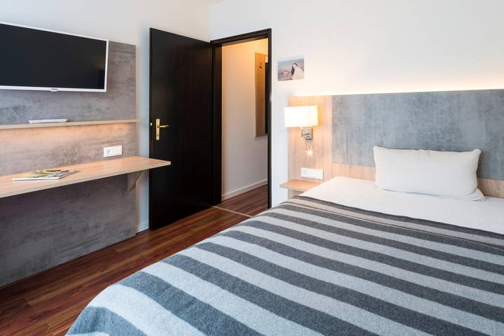 2Places Side - Comfort Einzelzimmer mit Balkon in Lörrach, Südschwarzwald