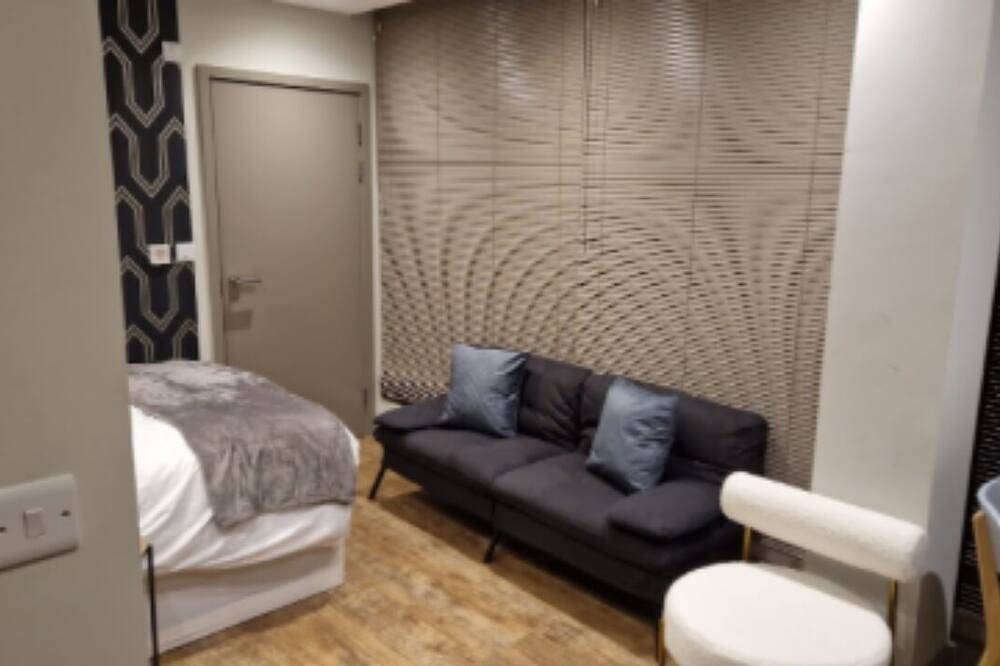 Entire apartment, Luxury Studio in Maidstone Town Centre – Steps from Maidstone East! in Kent