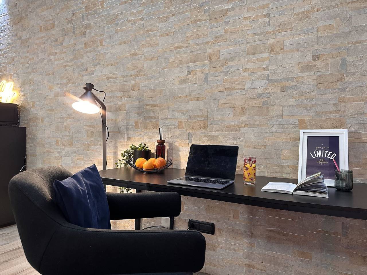Appartamento intero, The Hangar Loft - The Hangar Loft - in centro con parcheggio in Sesto Calende, Comune di Sesto Calende