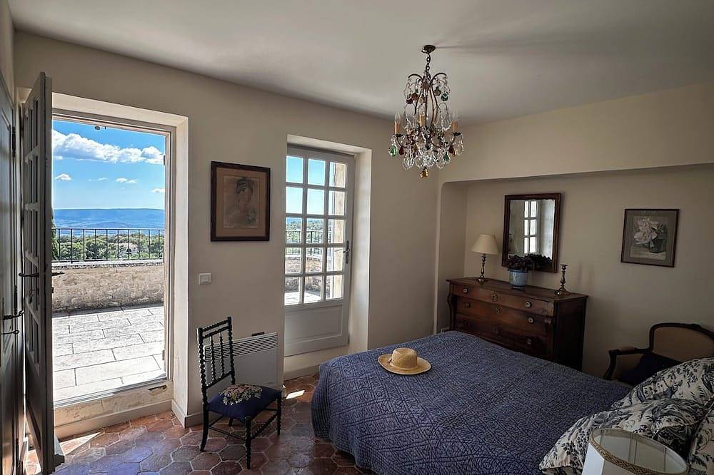 From the top of its terraces and garden, breathtaking views of the Luberon in Murs, Regionaler Naturpark Luberon