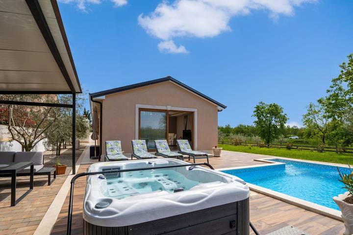 Villa für 4 Personen, mit Terrasse und Pool - 1