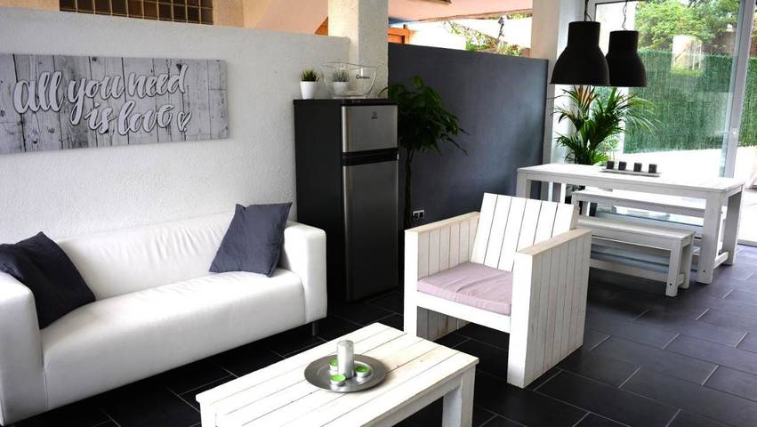 Dom dla 6 osób, z ogród i basen oraz widok w Castelldefels