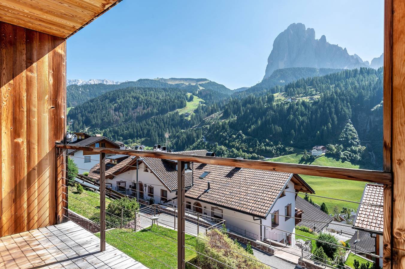 Entire apartment, Vista Dolomites apartment 'Energy' with Mountain View, Private Garden and Wi-Fi in Santa Cristina Gherdëina, Dolomiti Superski