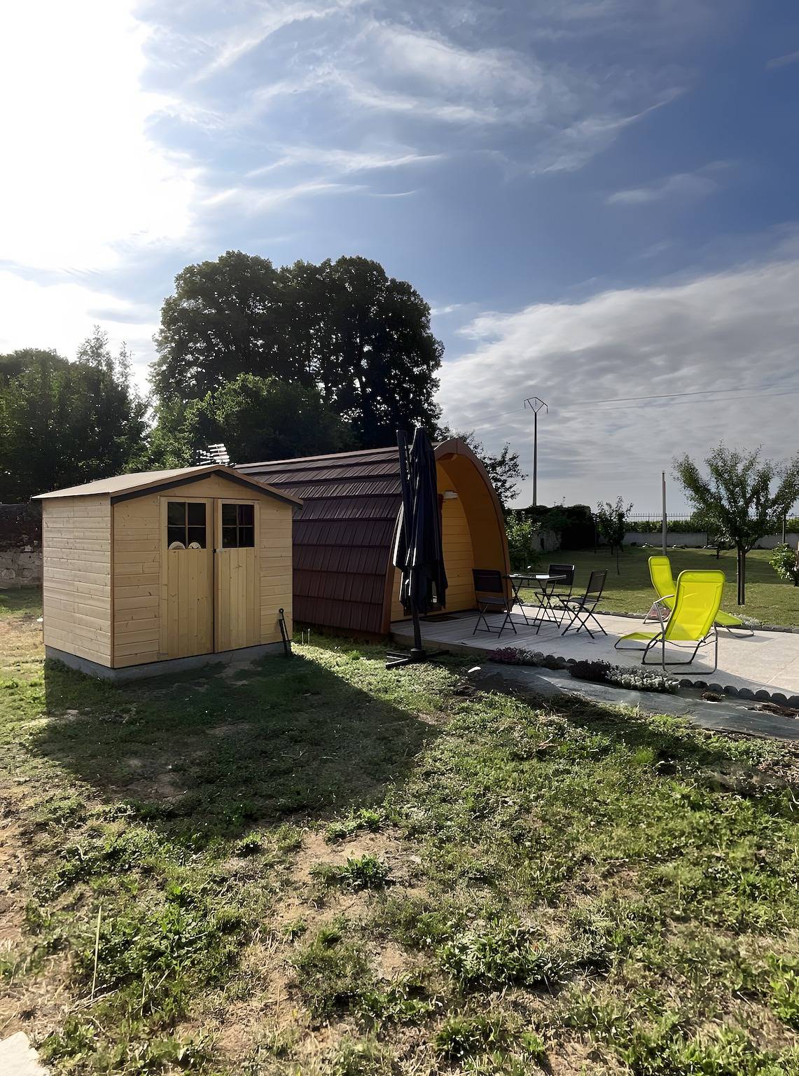 Cabaña forestal de madera con terraza privada, jardín y Wi-Fi in Villeneuve (Gironde), Región de Blaye