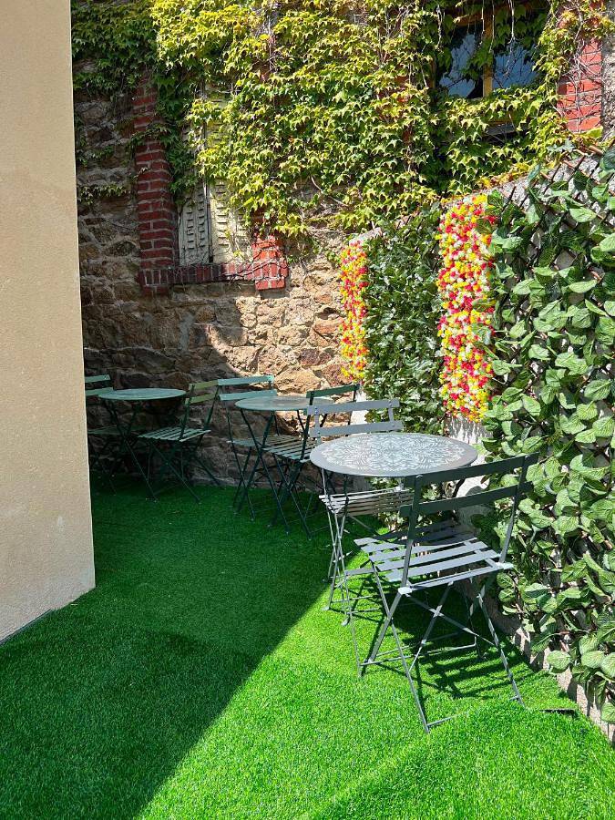 Appartement entier, Romance Jacuzzi - Vidéoprojecteur - Terrasse 5min gare in Ploumagoar, Région de Guingamp