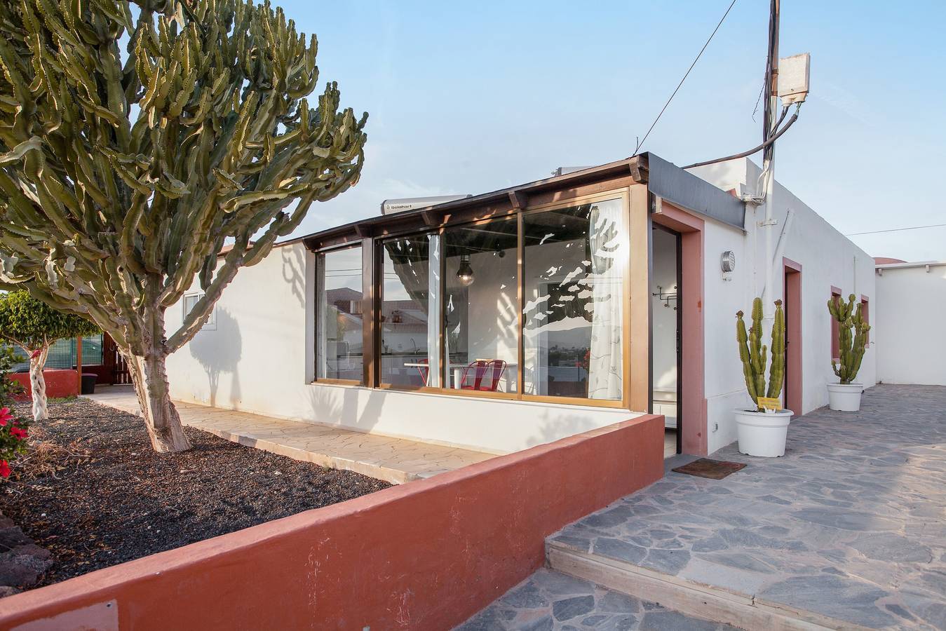 Villa "Bioenergika Sol" con Wi-Fi de fibra óptica, terraza, vistas a la montaña y jardín in Lajares, La Oliva