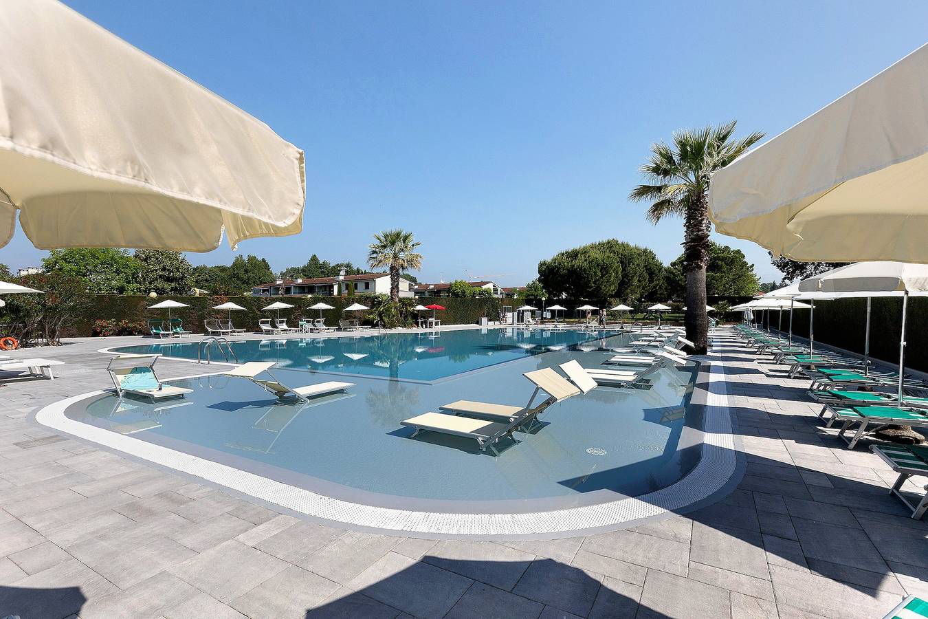 Apartamento entero, Apartamento 'Apart Dina' con terraza privada, Wi-Fi y aire acondicionado in Colà, Lazise