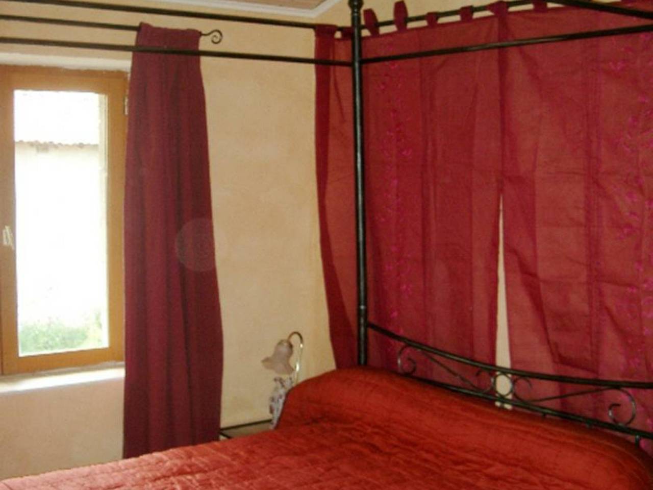 Studio entier, Gîte Le Paradisier: Espace Intime pour 2, Animaux Acceptés, Terrasse in Sainte-Foy-Saint-Sulpice, Montbrison